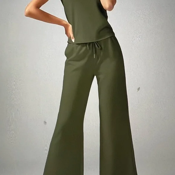 Sleeveless Two Piece Outfit - Picture 2 of 6